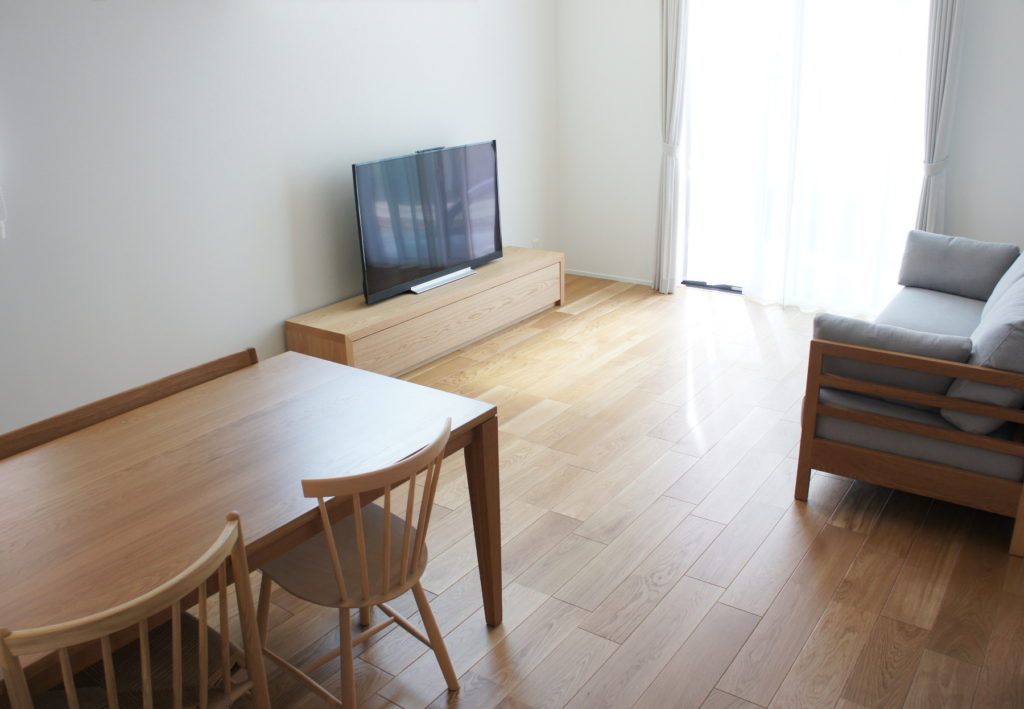 床の素材に合わせて家具を合わせる~オーク材・編~