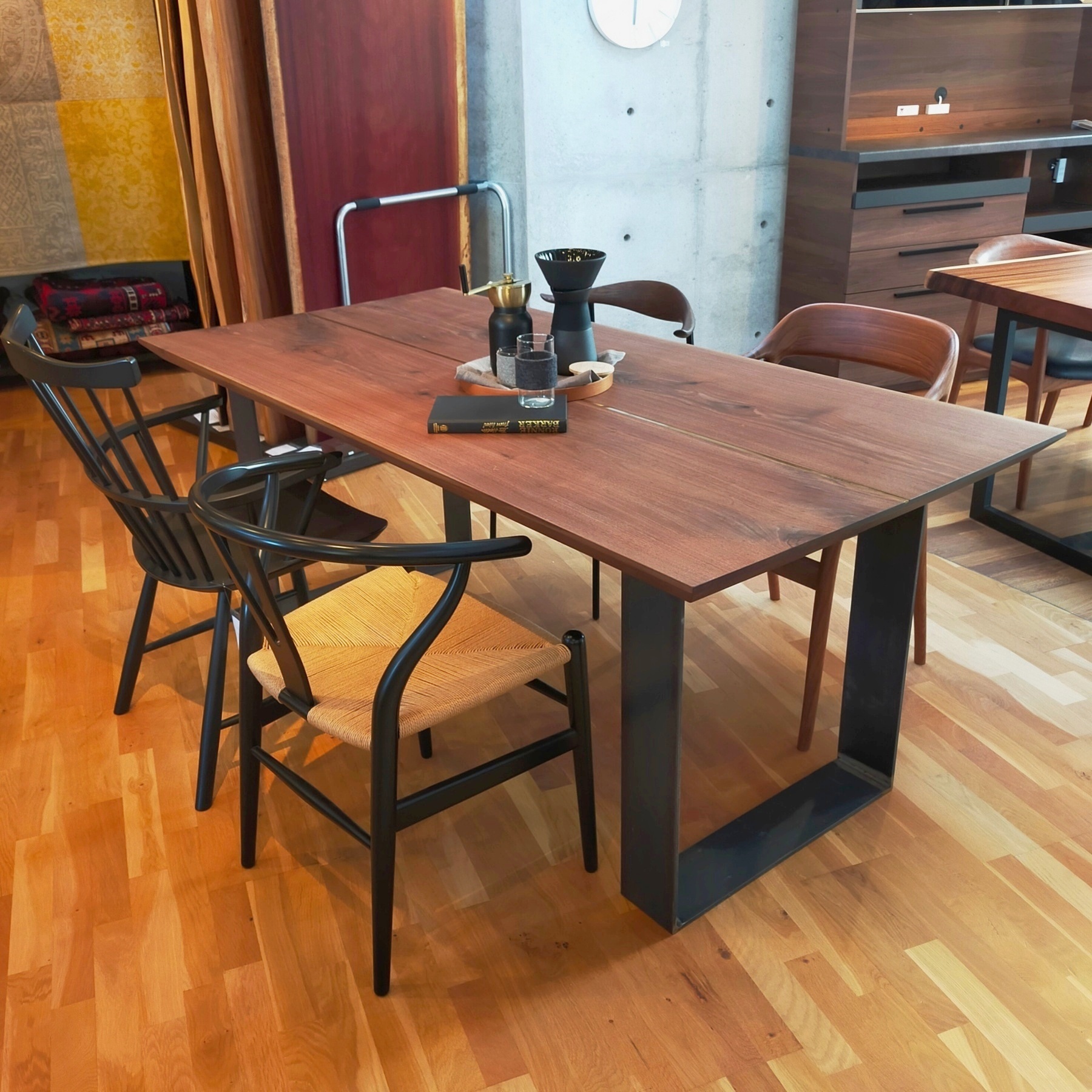 真鍮が目を惹くダイニングテーブル | Flou - 広島のインテリアショップ